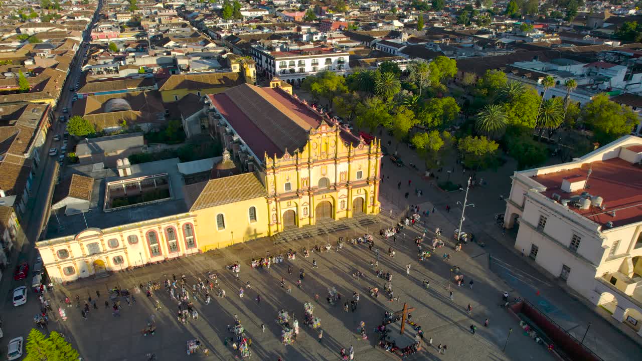 tiro en rotación derecha de la iglesia y plaza principal de san cristobal de las casas chiapas mexico