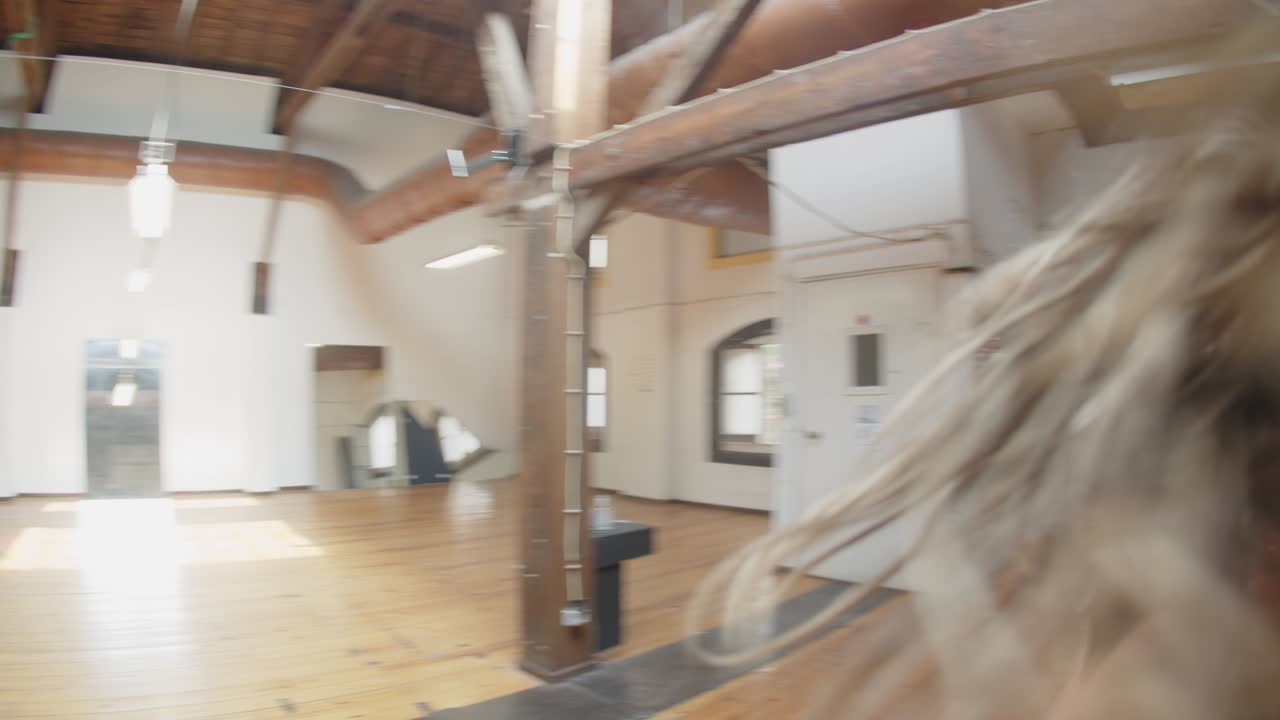 차례로 원을 그리며 춤추는 행복한 노인들의 핸드헬드 샷