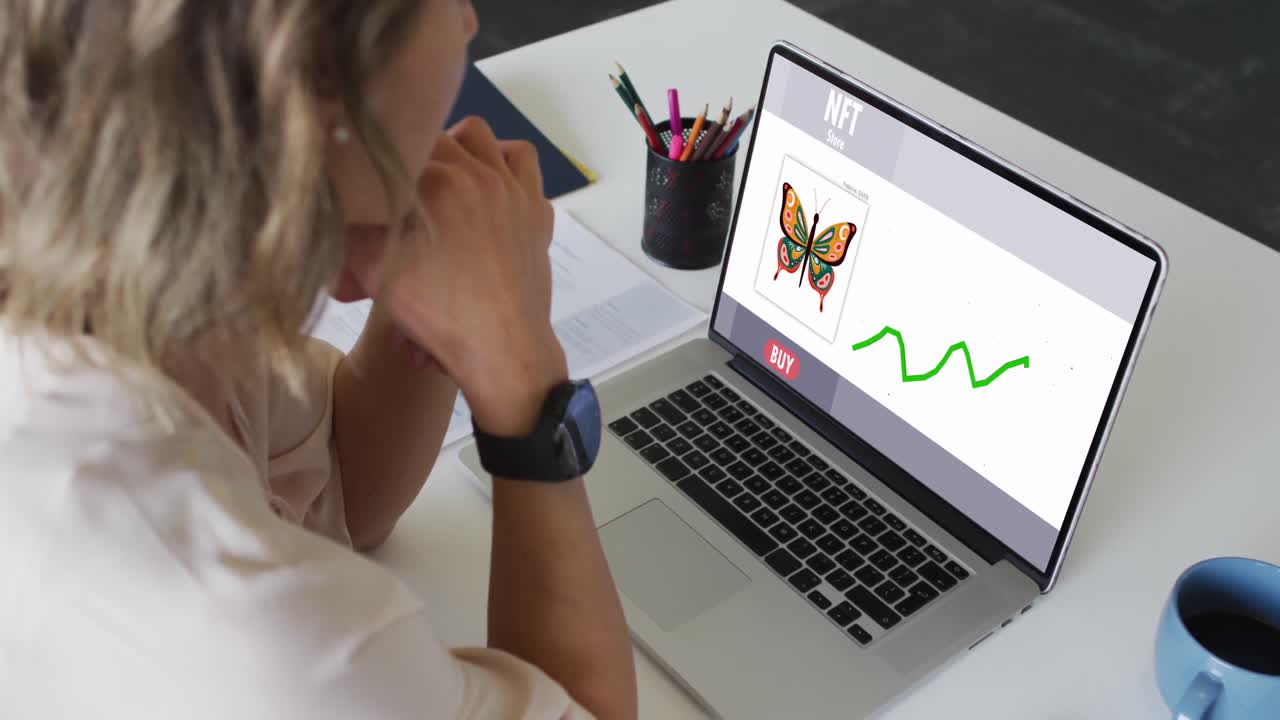 mujer de negocios caucásica usando computadora portátil para videollamada con procesamiento de datos