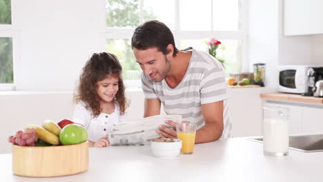 Padre-Y-Su-Hija-Leyendo-El-Periódico