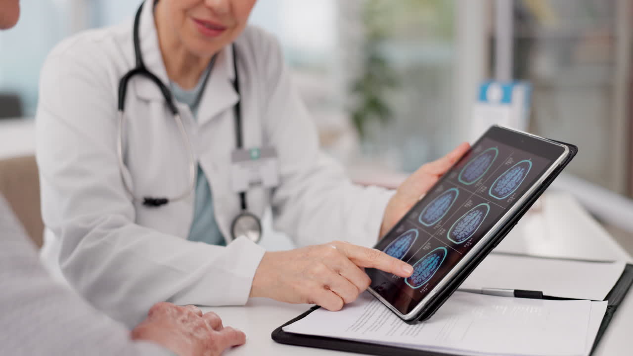 mujer, médico y manos en la tableta con exploración cerebral