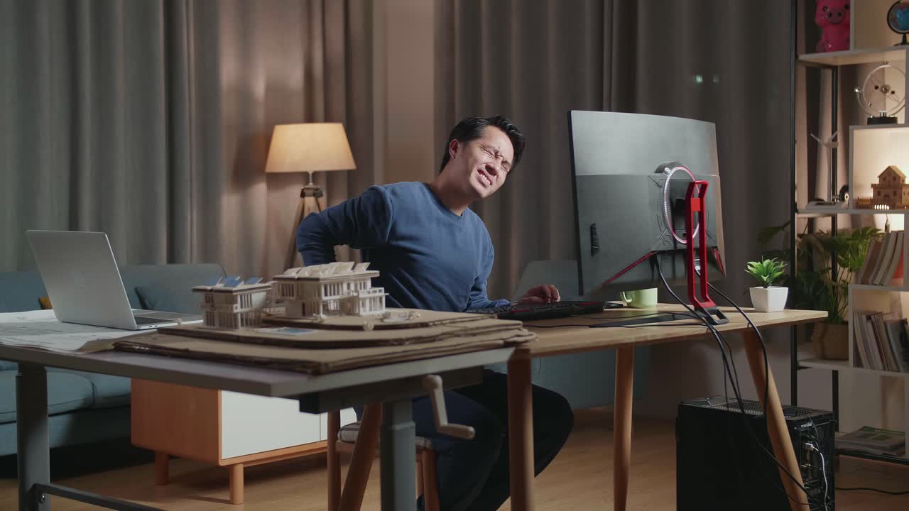 허리 통증 이 있는 사람 이 밤 늦게 일 하고 있다