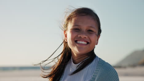 Gesicht,-Wind-Und-Strand-Mit-Mädchen