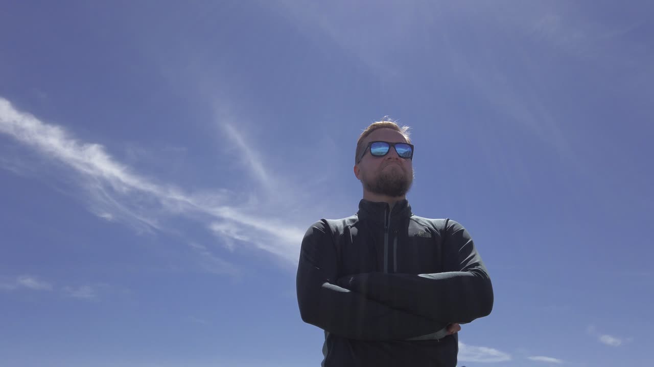 hombre de pie orgullosamente confirmando afirmando cielo de ángulo bajo rockies kananaskis alberta canada