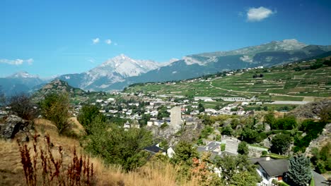 Vue-panoramique-sur-ville-de-Sion-depuis-colline