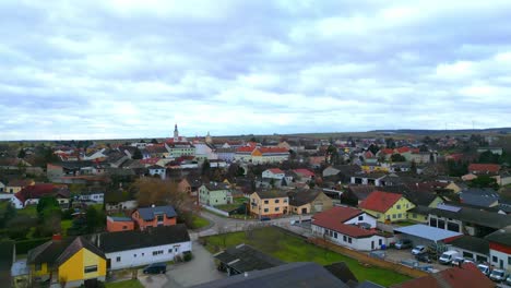 Flug-über-Häusern-In-Der-Stadt-Zistersdorf-Im-österreichischen-Bundesland-Niederösterreich