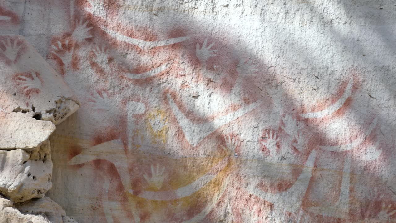 historias de tiempos de ensueño pintadas en antiguas paredes de piedra arenisca por los aborígenes bidjara y karingbal de australia