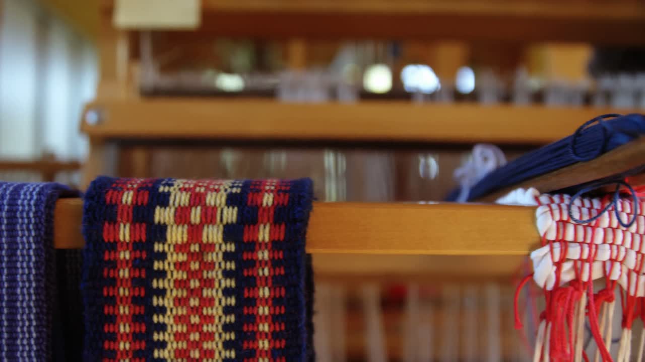 diferentes tipos de tejidos de lana mantenidos en el stand 4k