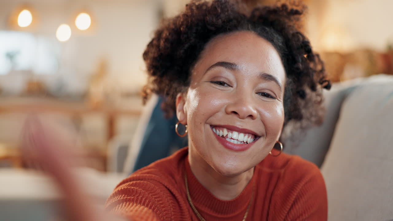una mujer joven tomando una selfie.