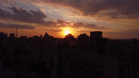 Arriba-Atardecer-Gran-Ciudad-São-Paulo-Drone-Hasta-Los-Edificios