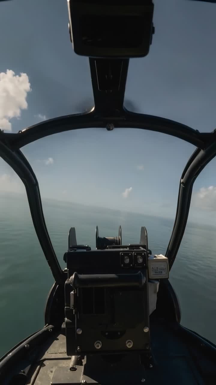 Video verticale: La manetta spinge il telaio della cabina di pilotaggio salendo sopra il centro città verso l'oceano, mirino visibile.