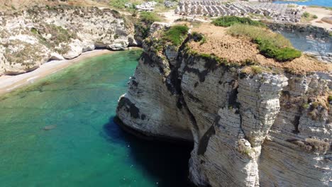 Die-Ikonischen-Raouche-Felsen-In-Beirut,-Libanon---Luftumlaufbahn