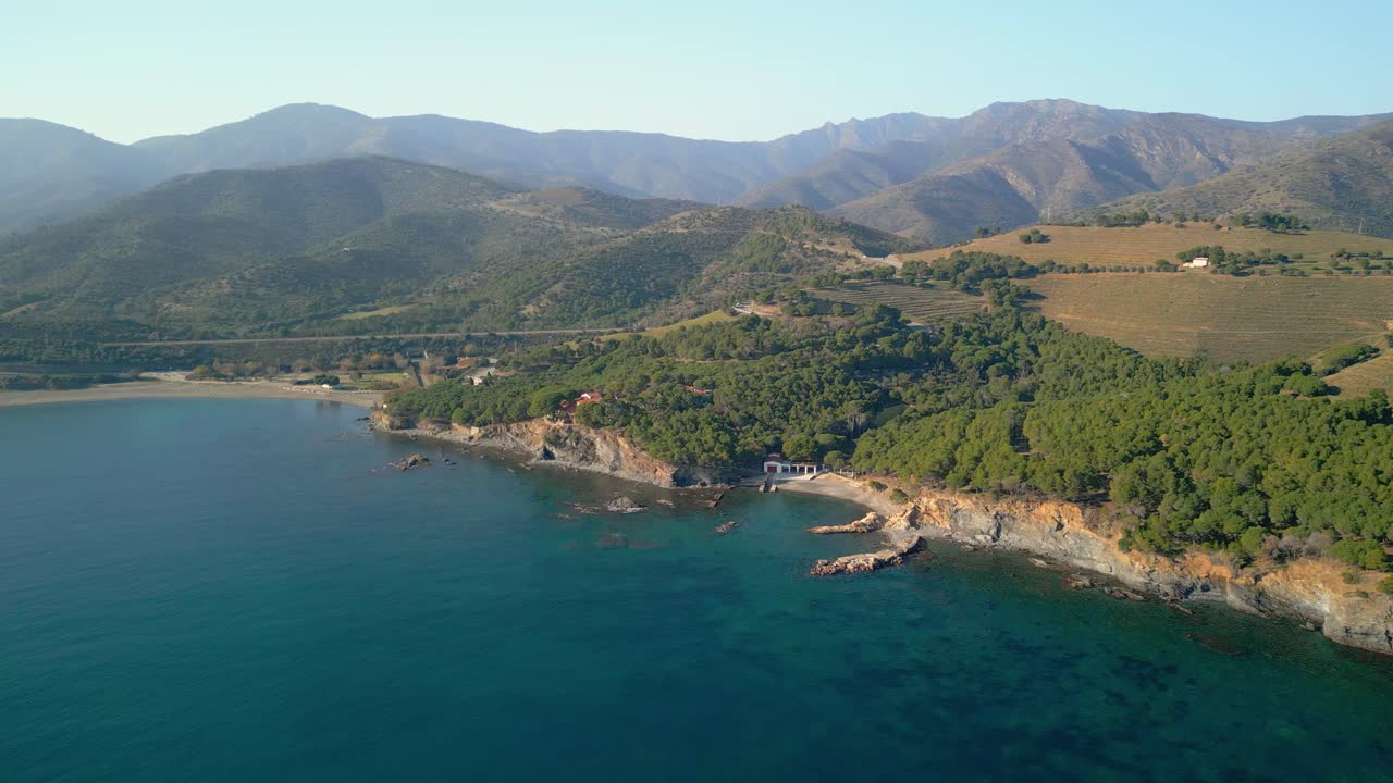 platja de garvet imágenes aéreas de la costa brava de la playa de girona, ubicada entre colera y llanca llançà