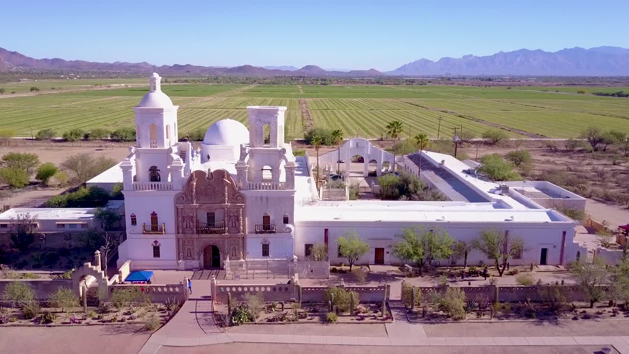 una hermosa toma aérea de la misión san xavier del bac una histórica misión católica española cerca de tucson arizona 1