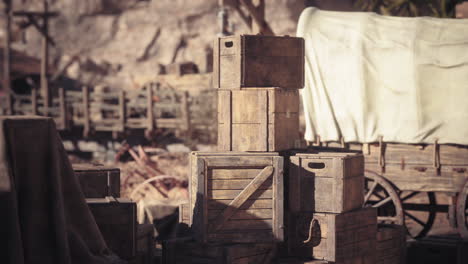cajas de madera en un entorno occidental