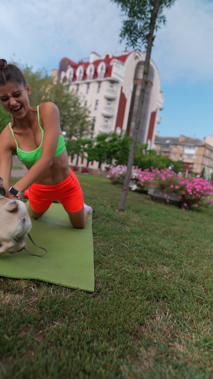 mujer haciendo yoga al aire libre con un pug