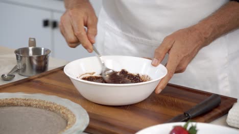 mezclar cacao en un cuenco para hacer un pastel de queso vegano casero sin lácteos a base de plantas dieta saludable