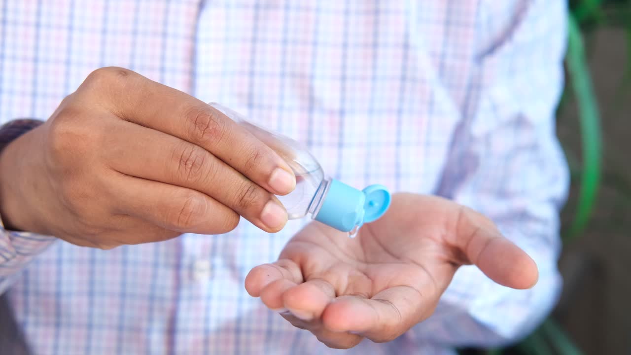 aplicación de desinfectante de manos y frotamiento de manos