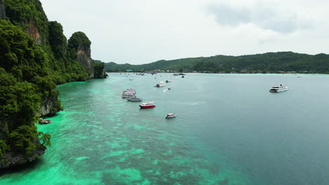 Luftaufnahmen-Entlang-Der-Küste-Der-Insel-Koh-Phi-Phi,-Thailand