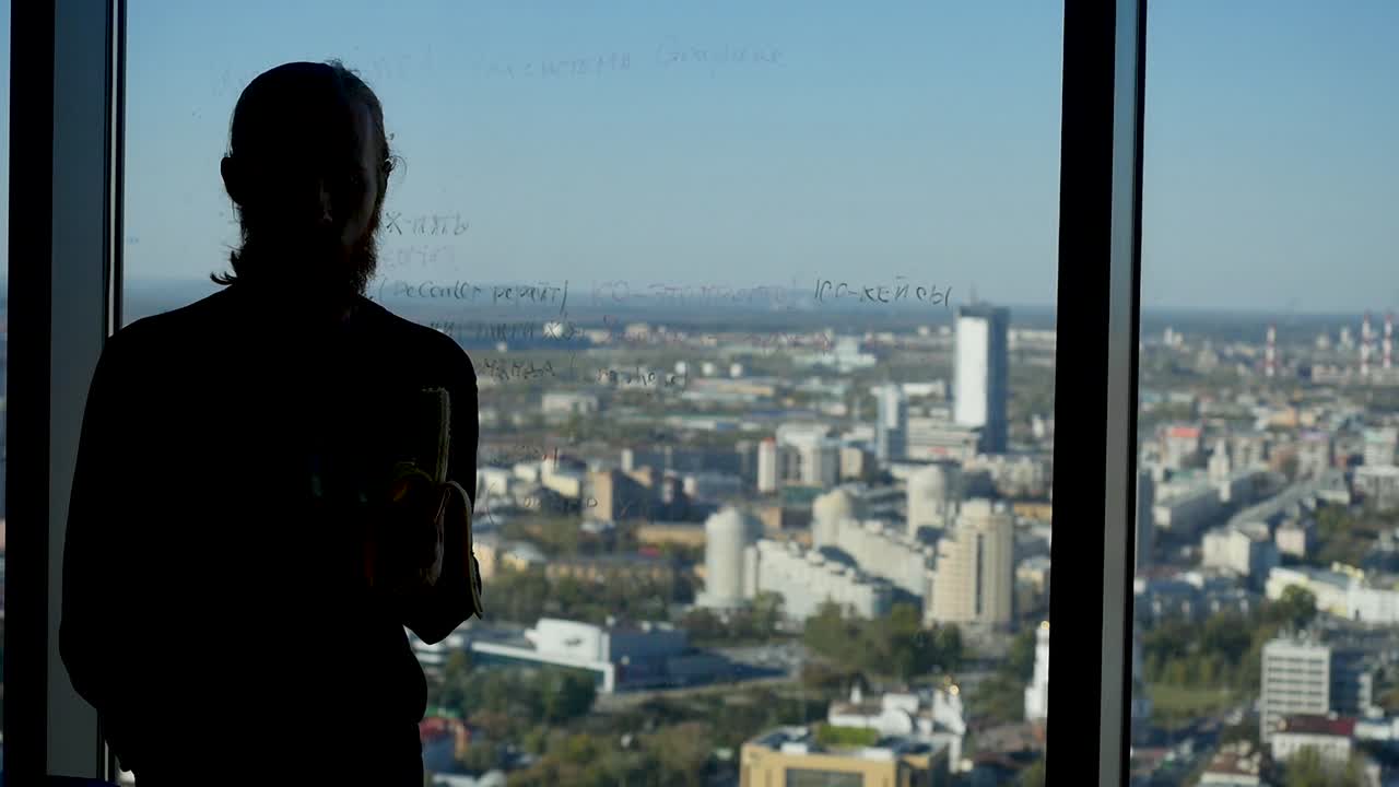 persona con plátano disfrutando de una vista de la ciudad