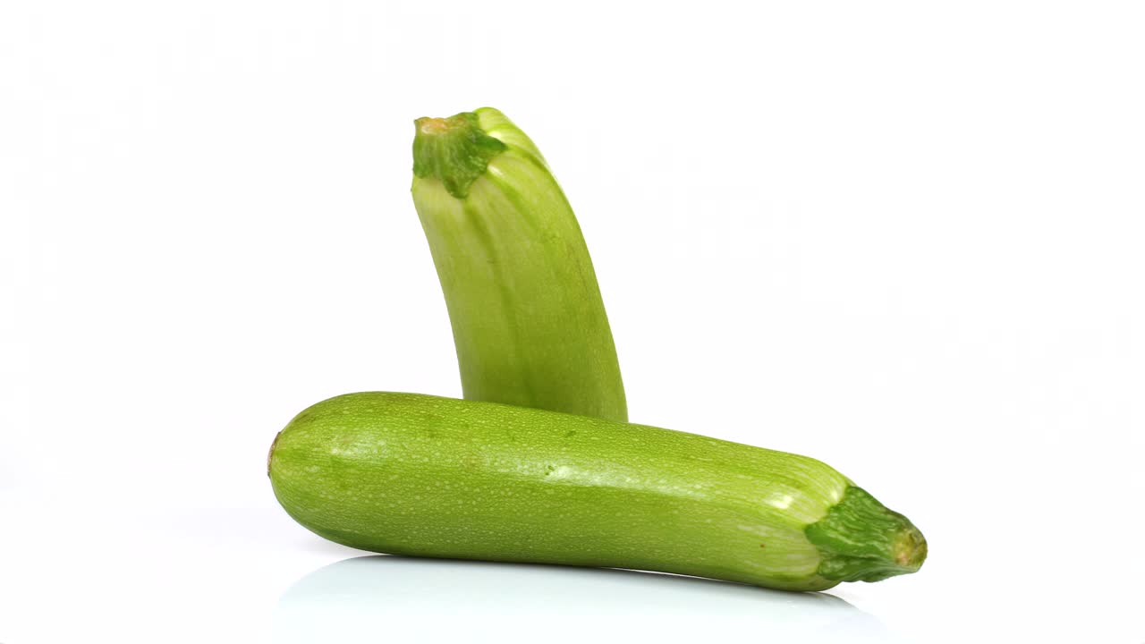 색 회전판에 회전하는 신선한 zucchini