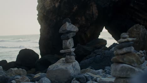 un cairn de piedra en una playa rocosa