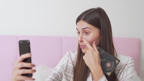 bella chica hablando por teléfono en las redes sociales sobre una paleta de maquillaje