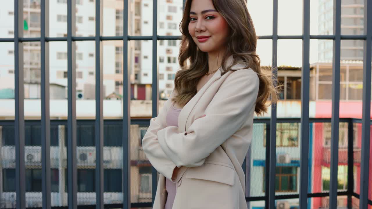 아시안 사업가 여성의 느린 동작 초상화입니다.