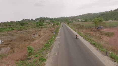 Imágenes-Aéreas-En-Sierra-Leona-Siguiendo-A-Una-Moto-Que-Viaja-Por-La-Carretera