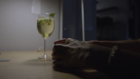 primer plano de mano de un hombre dividiendo y barajando una baraja de cartas, cámara lenta, iluminación cambiante