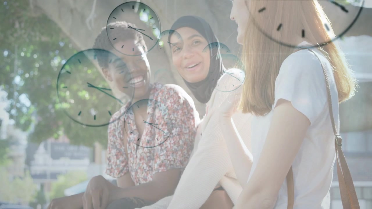Três mulheres sentadas em um banco de parque conversando, fazendo relógios flutuarem sobre os rostos ensinando as horas