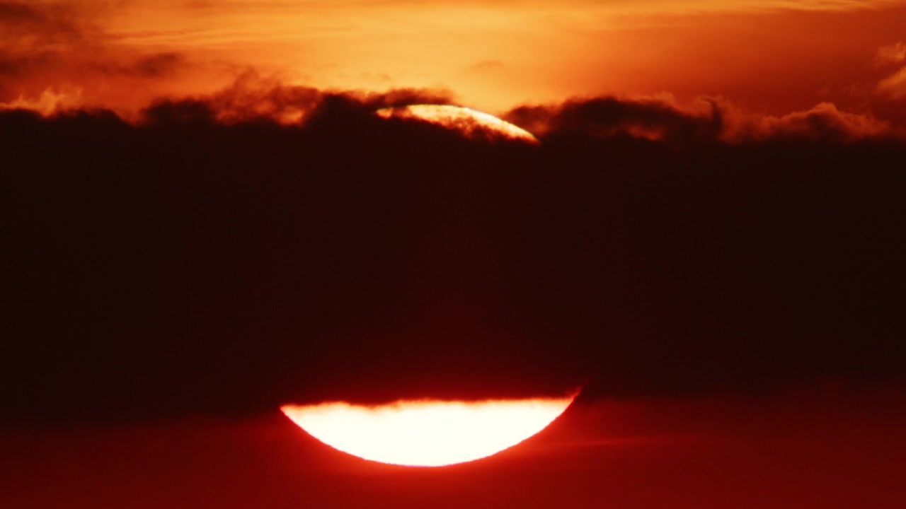 Heller goldener Sonnenuntergang, der eine moderne Stadt-Skyline beleuchtet