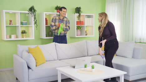 una pareja madura limpiando felizmente. una familia pacífica.