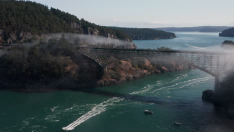 Whidbey-Island-An-Der-Deception-Pass-Bridge-–-4K-Drohne-Schiebt-Am-Boot-Vorbei