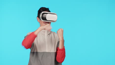 Frau,-VR-Brille-Und-Boxspiel-Im-Studio