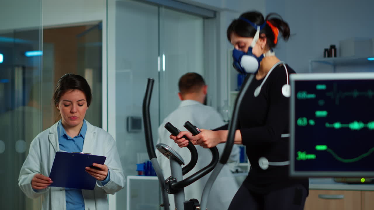 여성 스포츠 선수의 운동을 감독하는 전문가