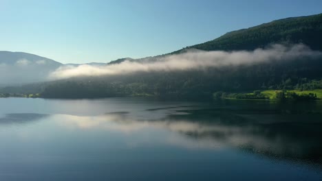 Luftaufnahmen-Schöne-Natur-Norwegen-über-Den-Wolken.