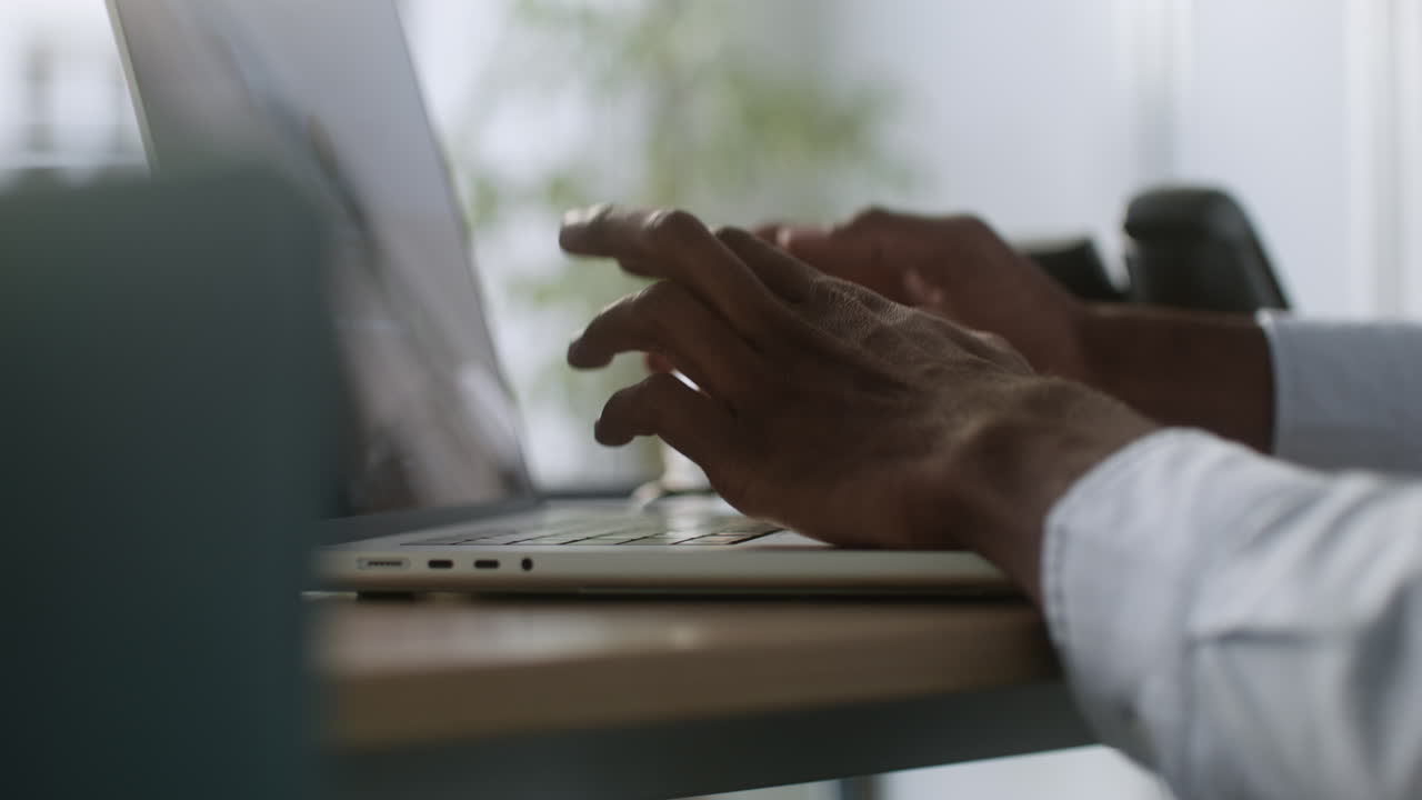 hombre escribiendo en la computadora portátil
