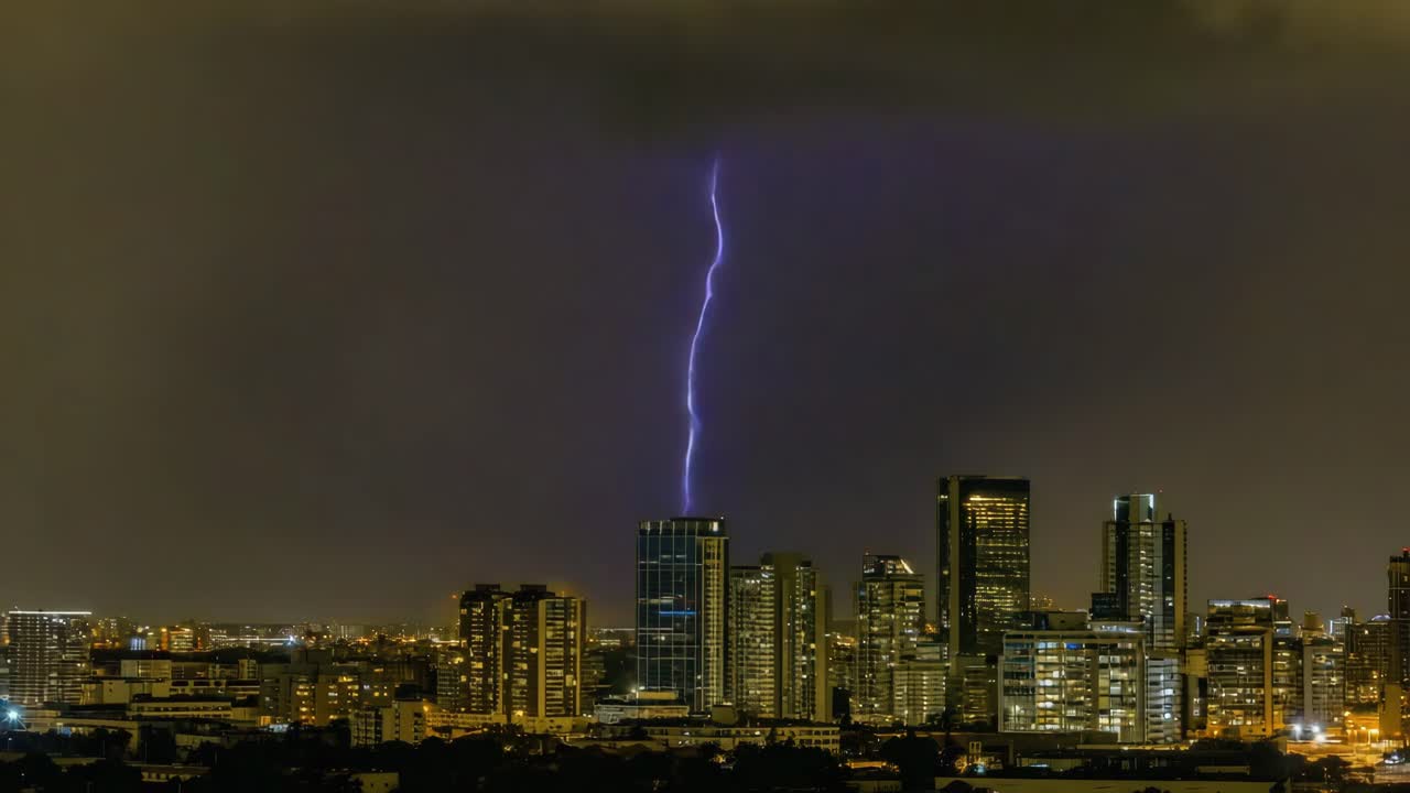 夜の都市風景は照らされた高層ビルです