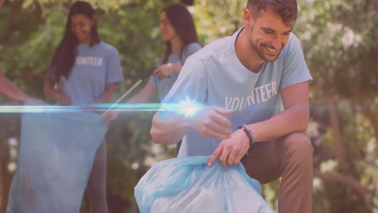 Video di luci su un gruppo eterogeneo felice che raccoglie rifiuti in campagna