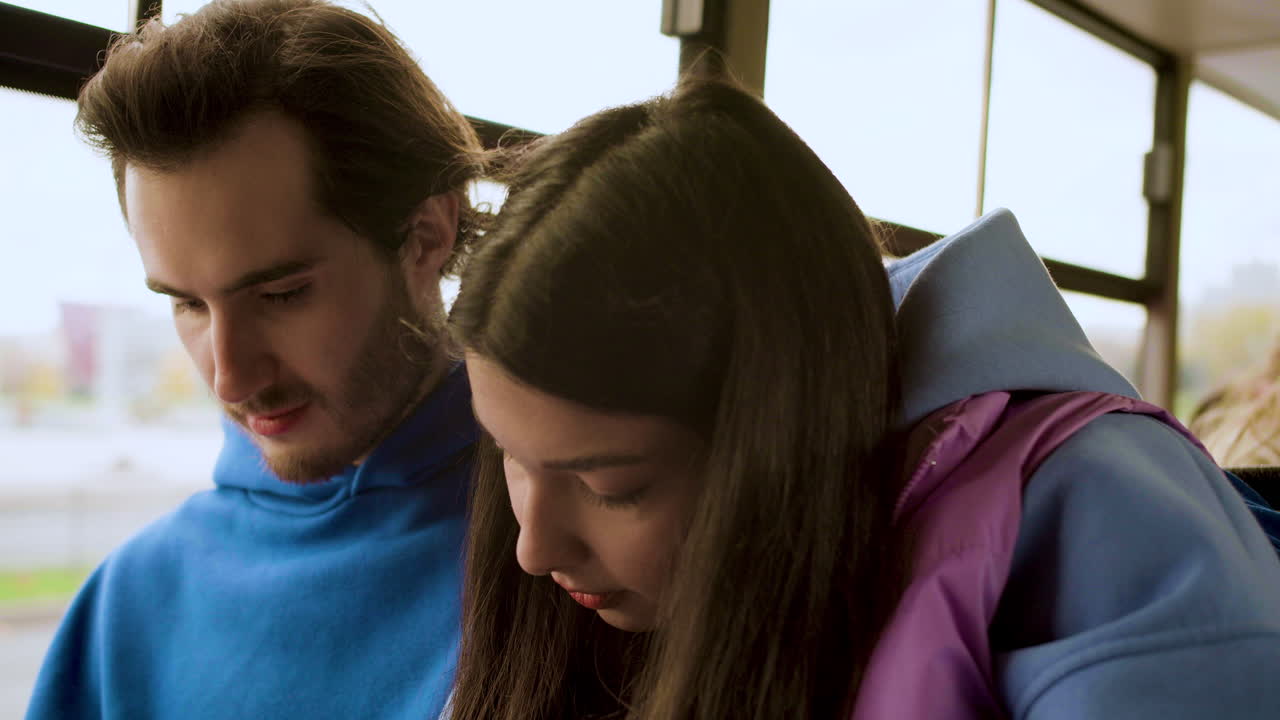 Primo piano di una coppia sull'autobus