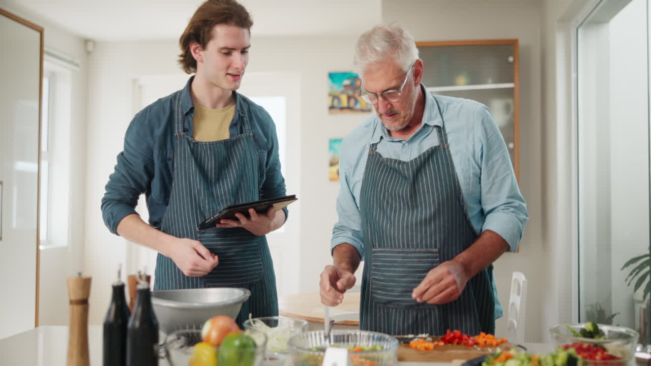 padre e hijo cocinando en la cocina