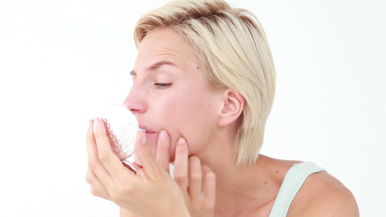 una mujer rubia muy bonita posando.