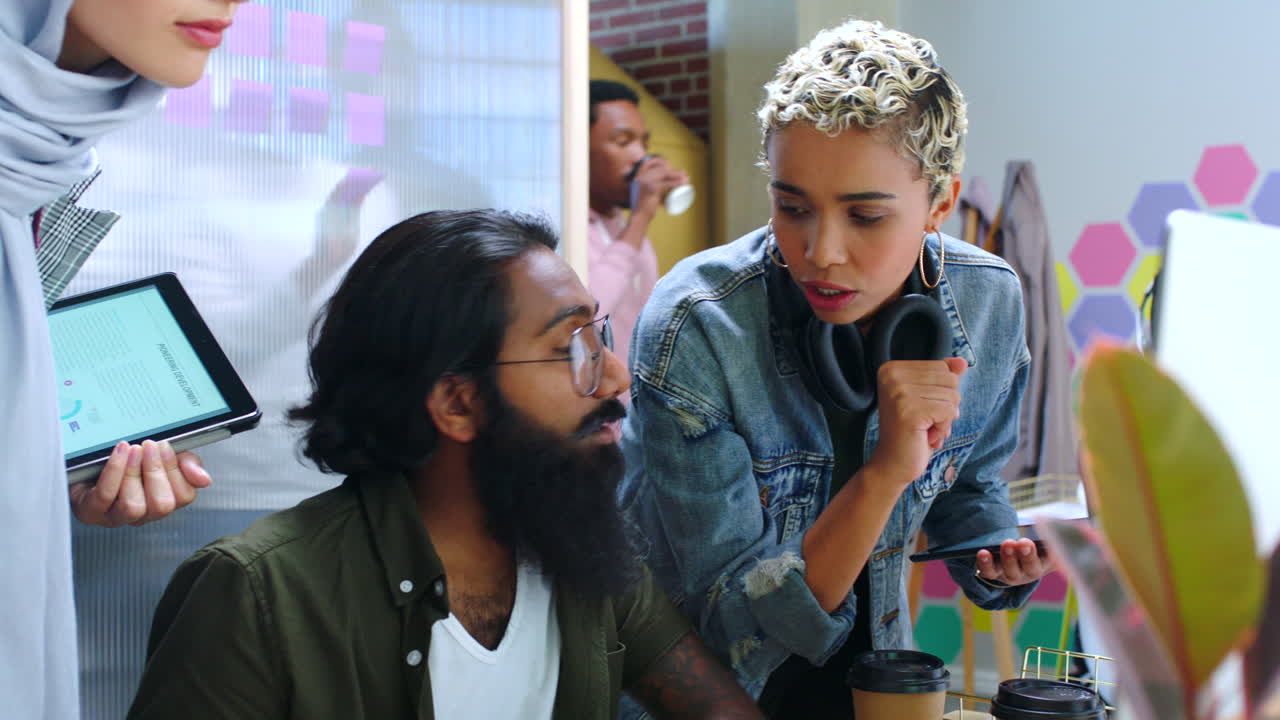 equipo de trabajo y la mujer gerente de tecnología hablando con