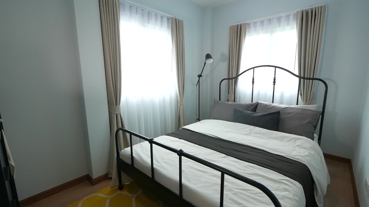 낮에는 작은 다락방 스타일의 침실