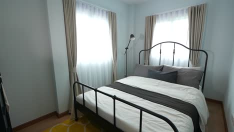 pequeño dormitorio estilo loft durante el día