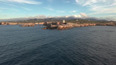 torre pirata de ibiza desde la distancia