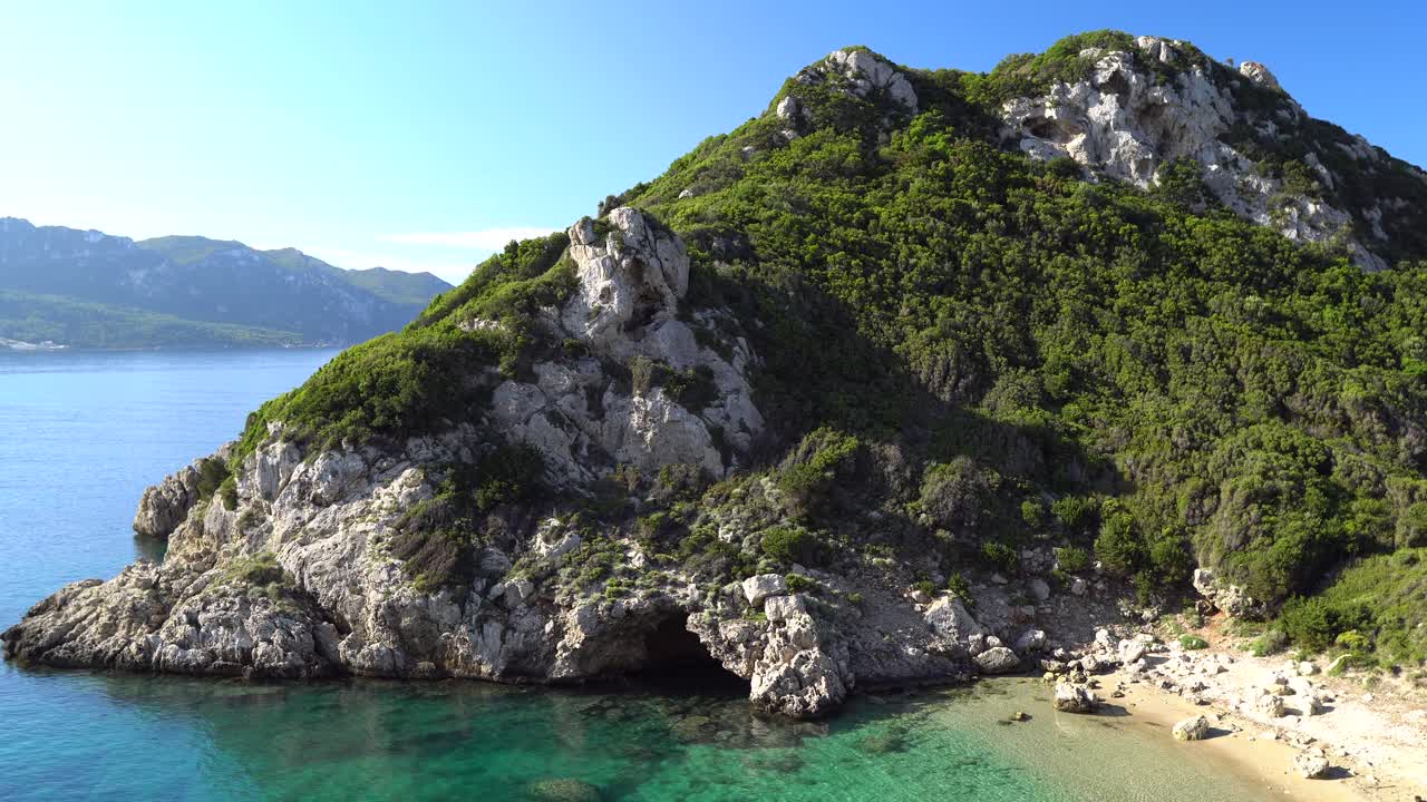 Ripresa panoramica fluida di Porto Timoni sull'isola di Corfù