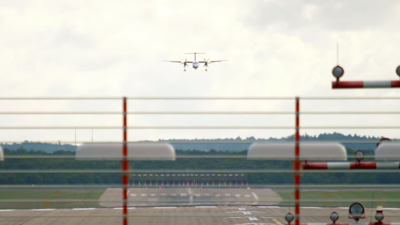 Turboprop aircraft landing