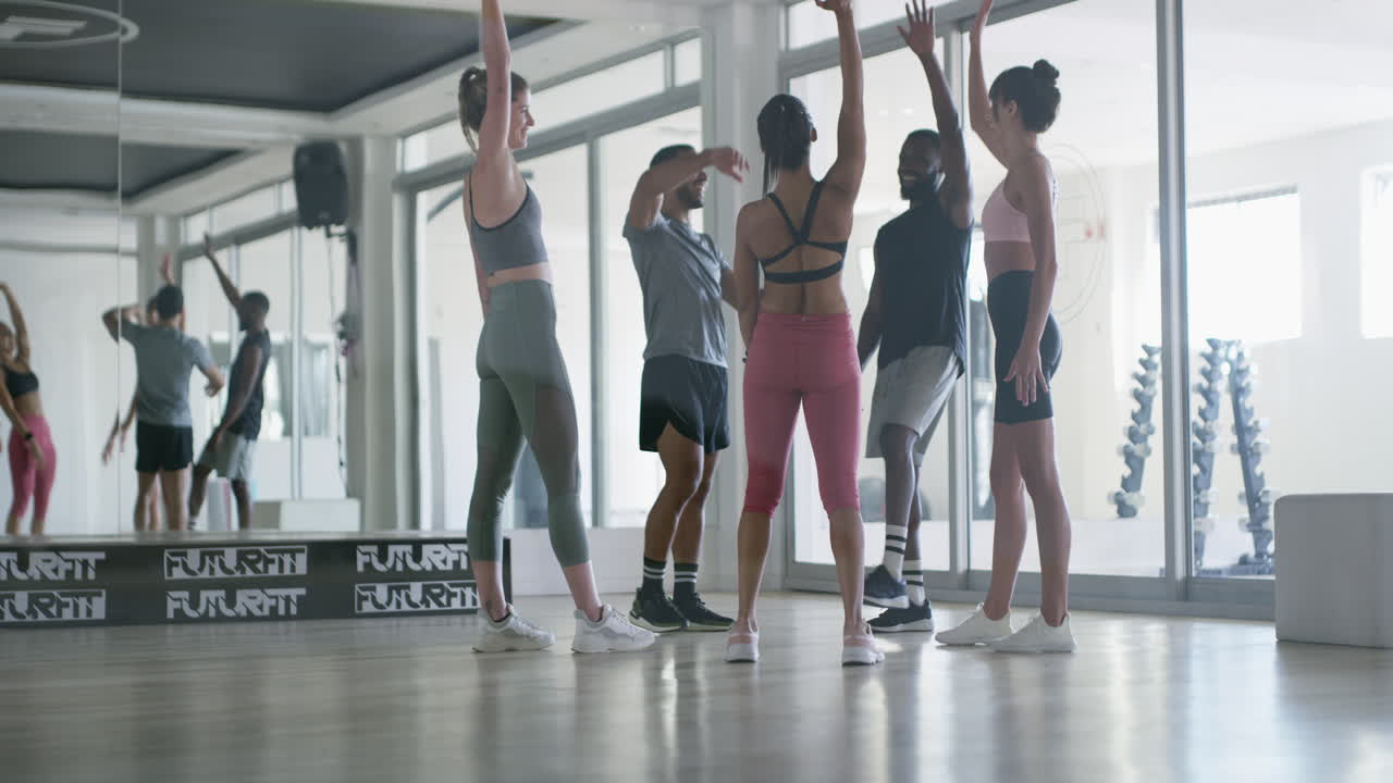 다양한 그룹이 활기찬 피트니스 수업에 참여하고 있습니다.